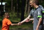 Globos namų vaikus džiugino vyrų bei merginų rinktinių futbolo pamokos