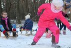 Vaikų lenktynės rogutėmis „Su rogutėmis"