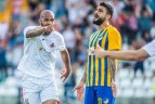 “Sūduvos” puolėjas Rigino Cicilia muša trečią įvartį į Nikosijos”APOEL” vartus.