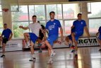 Jonavos "Lietavos" futbolo komanda aerobikos salėje