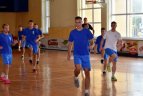 Jonavos "Lietavos" futbolo komanda aerobikos salėje