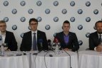 Plaukikui D. Rapšiui įteiktas naujutėlaitis BMW, o G. Titenis pristatė vardinę kepuraitę