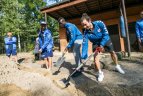 Futbolininkai sutvarkė stumbryną Lietuvos zoologijos sode.