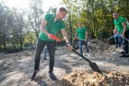 Futbolininkai sutvarkė stumbryną Lietuvos zoologijos sode.