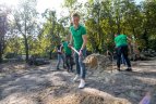 Futbolininkai sutvarkė stumbryną Lietuvos zoologijos sode.