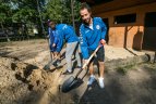 Futbolininkai sutvarkė stumbryną Lietuvos zoologijos sode.