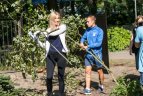 Futbolininkai sutvarkė stumbryną Lietuvos zoologijos sode.