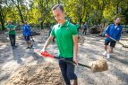 Futbolininkai sutvarkė stumbryną Lietuvos zoologijos sode.