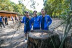 Futbolininkai sutvarkė stumbryną Lietuvos zoologijos sode.