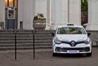 Merginos lenktyniaus „Renault Clio RS Cup“ automobiliu